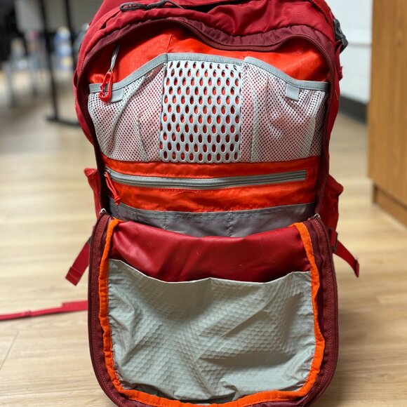 Osprey Pandion Red Hiking Travel Backpack Trampoline Venting Kickstand Bag 24/7 - Picture 9 of 12
